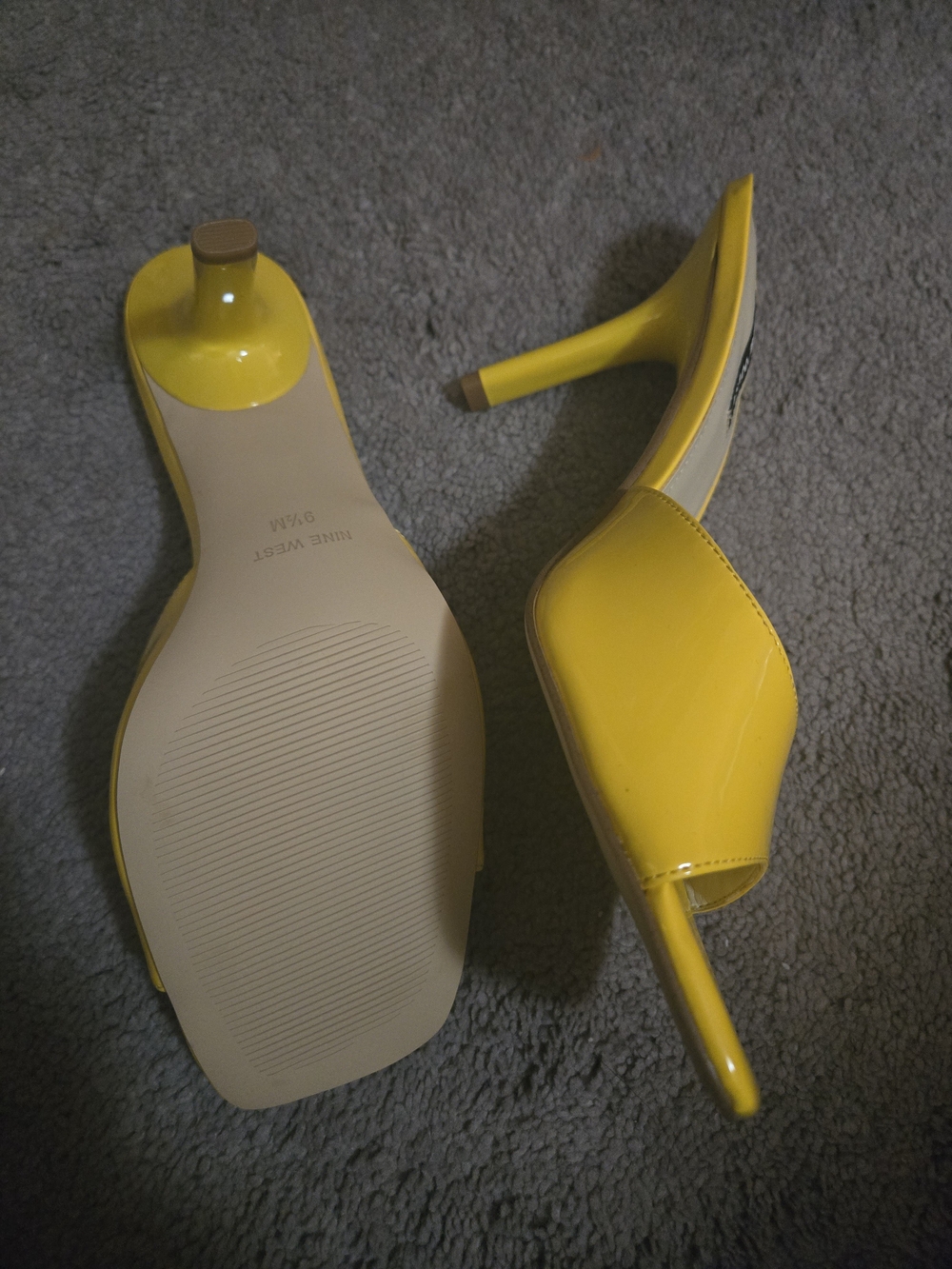 BRAND NEW Nine West Yellow Patent Slide Sandals - Picture 3 of 3